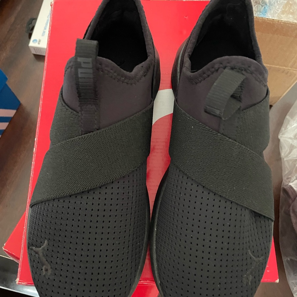 Puma soft foam, Black, size 6.